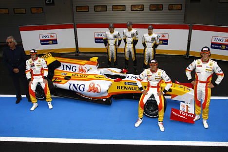 Aftalen med Marco Sørensen (midt i trioen bagerst) blev offentliggjort samtidig med, at Renault løftede sløret for 2009-versionen af F1 raceren.
